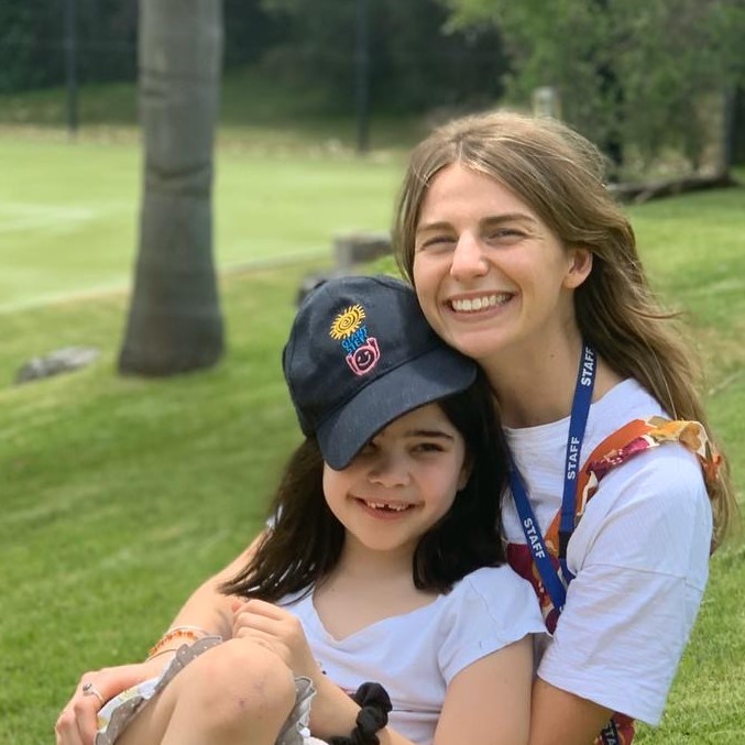 zoe-and-demi-hug zoe-and-demi-hug